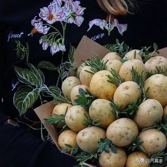 情人节的鲜花与巧克力的浪漫邂逅，情人节，鲜花与巧克力的浪漫交织